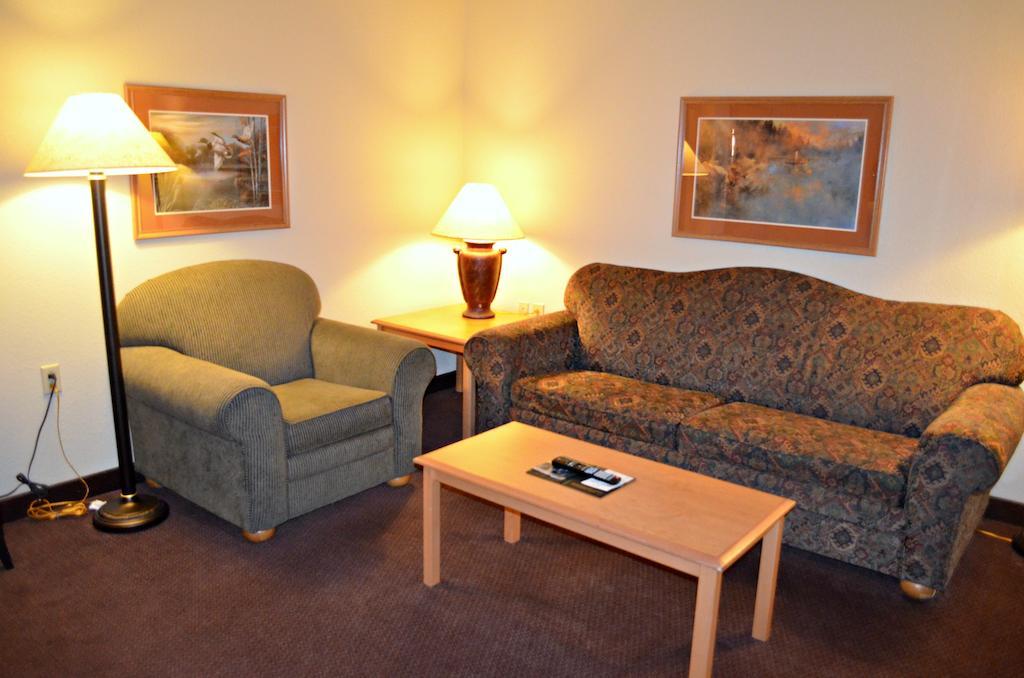 Fossil Creek Hotel & Suites Russell Habitación foto
