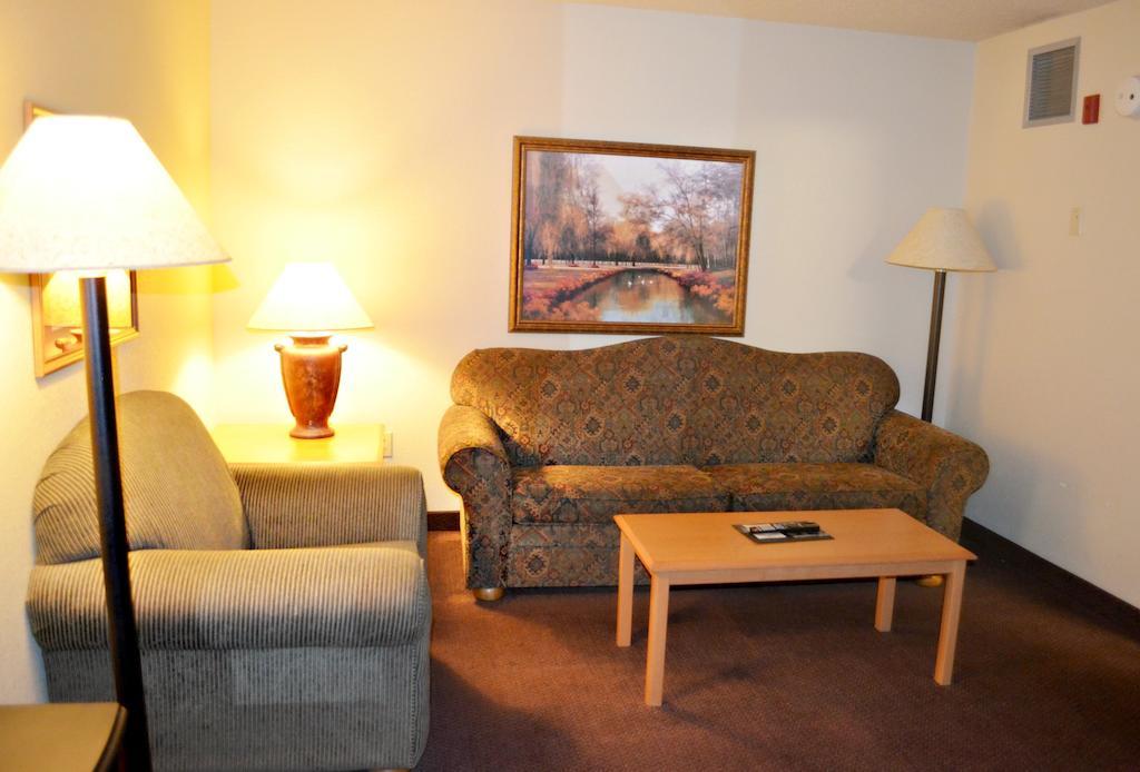 Fossil Creek Hotel & Suites Russell Habitación foto